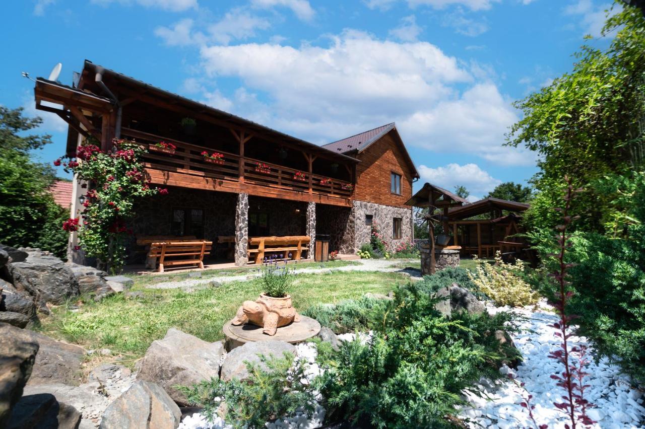 Casa De Vacanta Sadu Luaran gambar